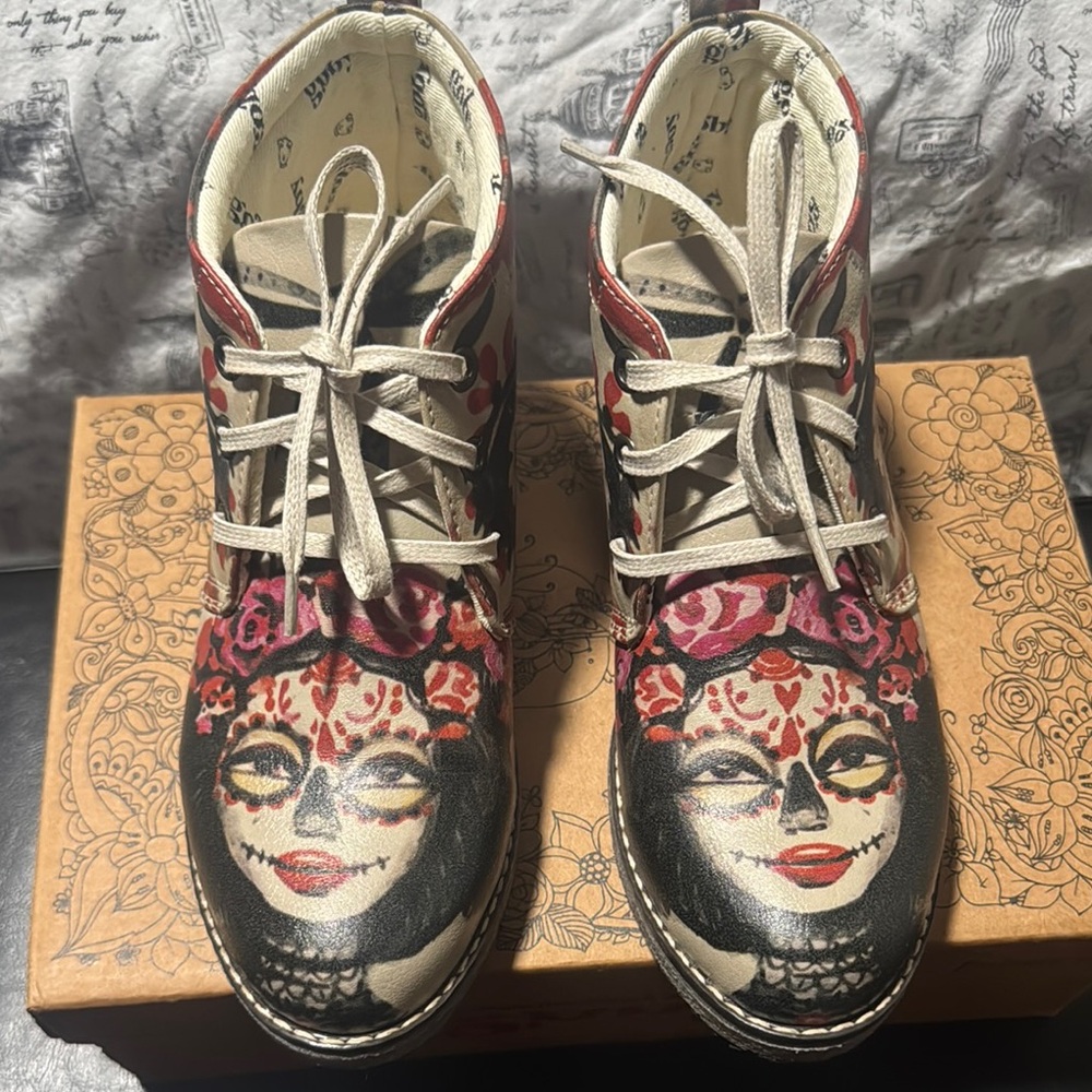 Goby Cream and Black Lace Up Boots with Artistic Design